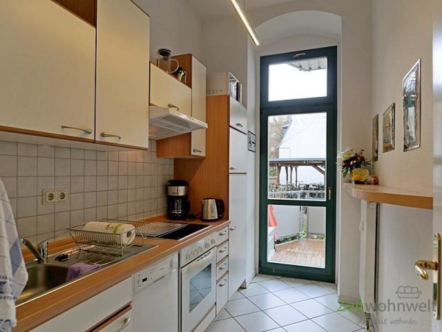 Küche mit Balkonausgang