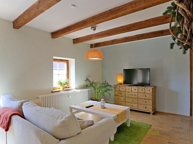 Sofa und TV im Wohnzimmer