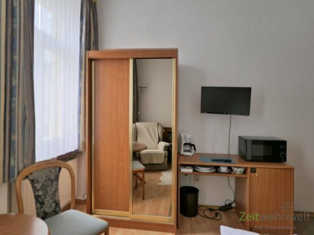 Kleiderschrank und TV