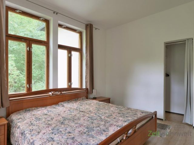 begehbarer Kleiderschrank (rechts)