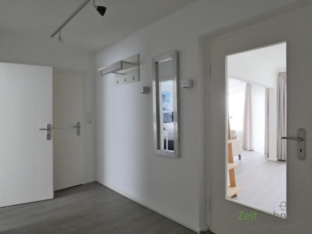 Wohnungsflur mit Glastüren