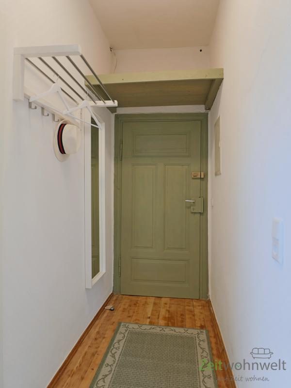 Wohnungsflur mit Garderobe