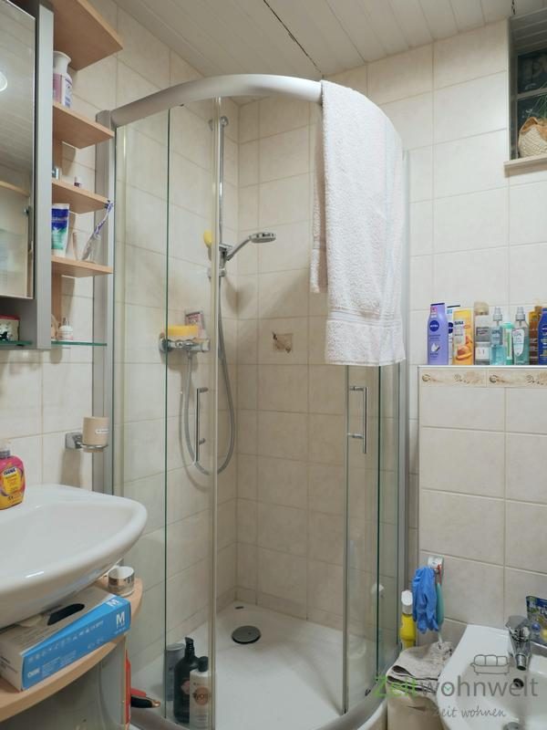 Dusche und Bidet im Bad