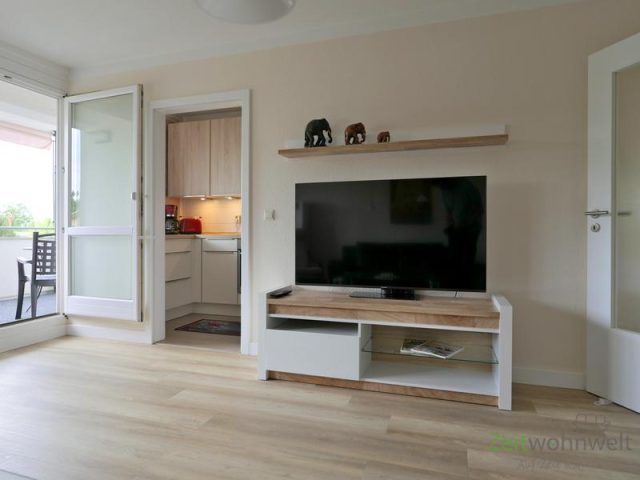 Blick zu Küche und TV