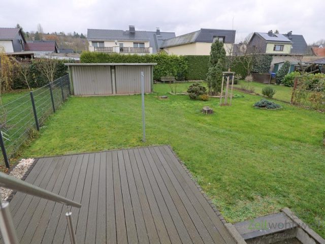 Regenblick zur Garage im Garten