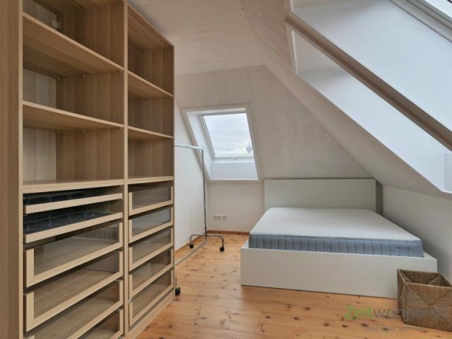 Kleiderschrank und breites Bett