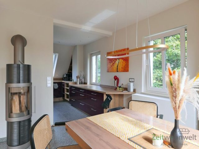 Kamin am Esstisch vor der Küche