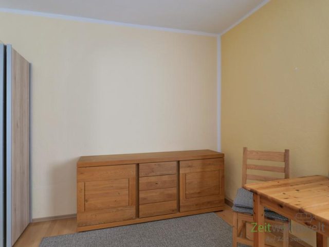 Kleiderschrank und Kommode