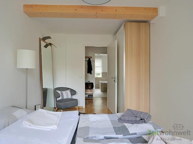 Kleiderschrank und Spiegel