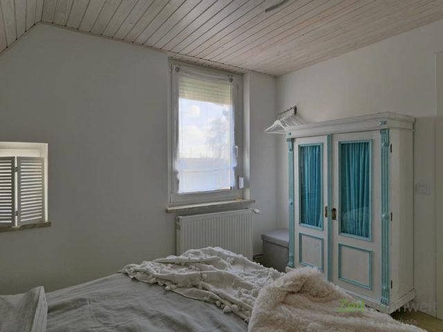 Kleiderschrank im Schlafzimmer