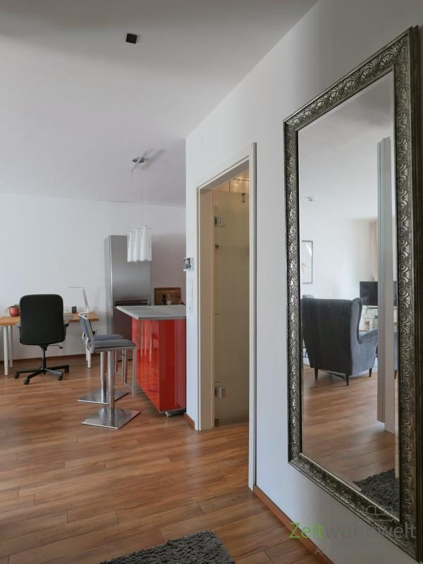großer Spiegel am Eingang