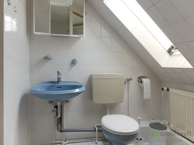 Bad-Blick zu WC und Waschbecken