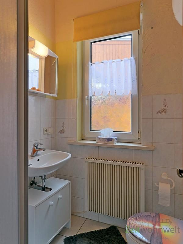 kleines Bad mit Dusche