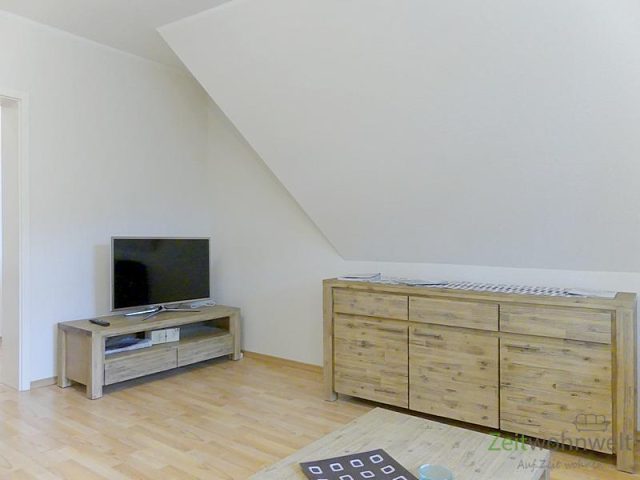 TV und Sideboard im Wohnzimmer