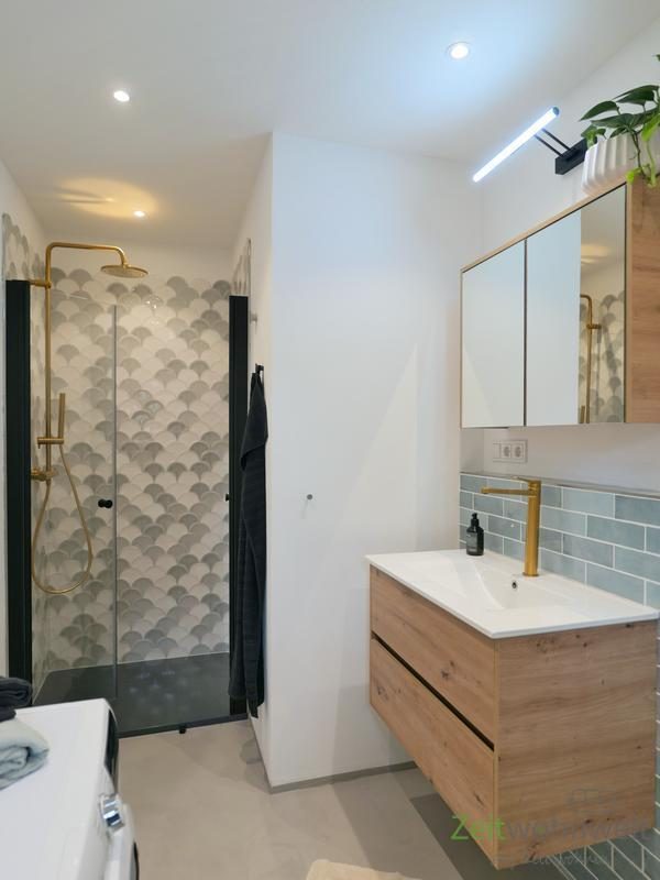Waschtisch und Designerdusche