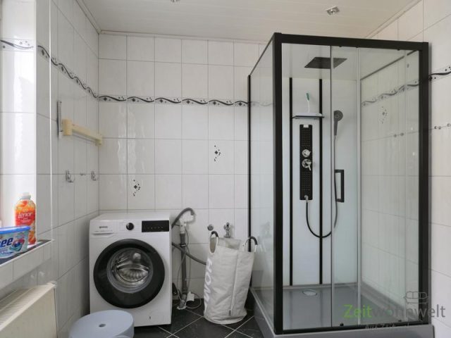 Dusche und Waschmaschine
