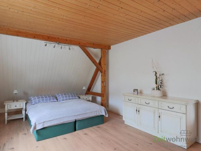 Doppelbett und Kommode