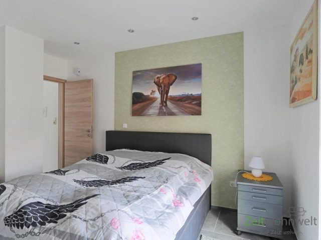 breites Bett