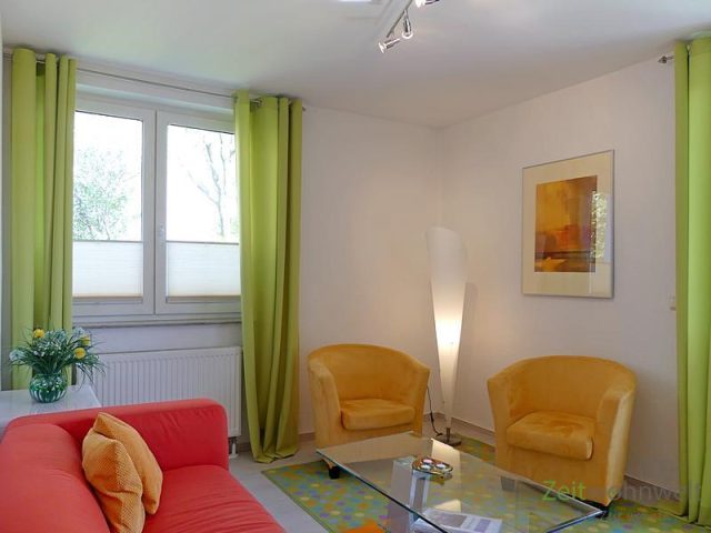 Wohnzimmer mit Couch und Sesseln