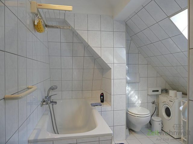 Bad mit Wanne und Waschmaschine