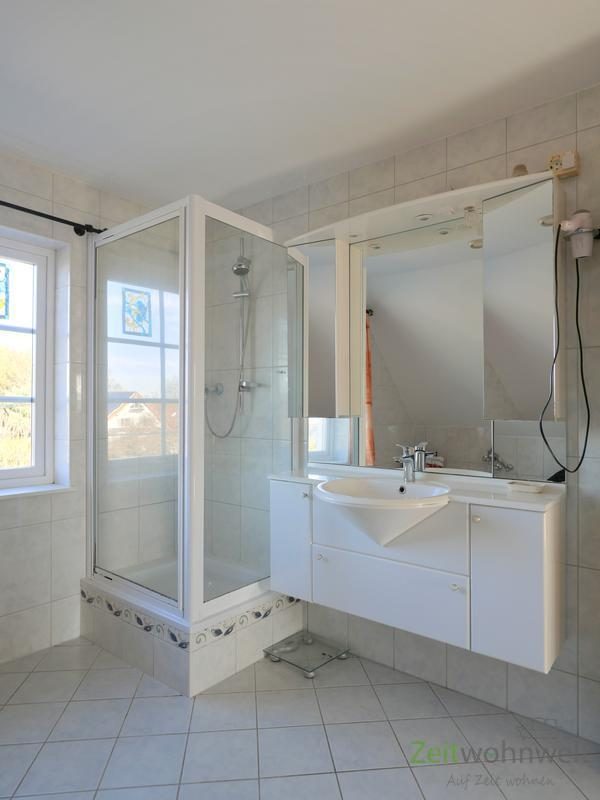 Blick zu Dusche und Waschtisch