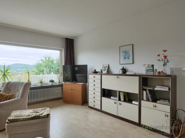 Schrankwand, TV und Panoramafenster
