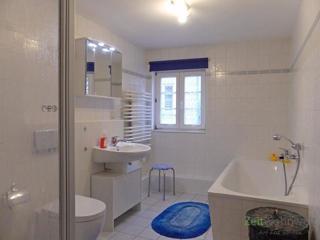 Bad mit Dusche und Wanne