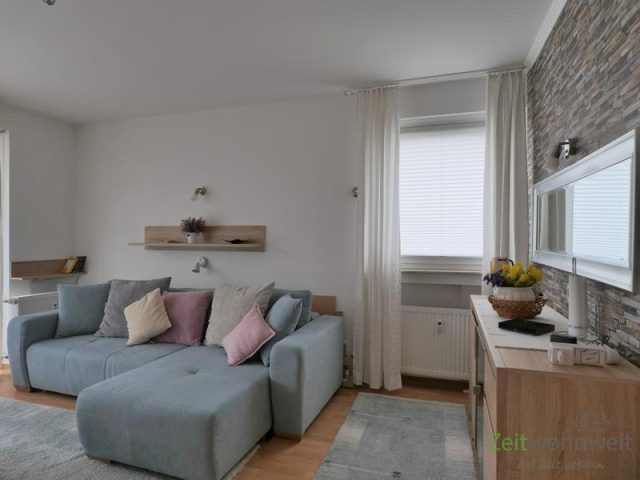 Ecksofa und Sideboard
