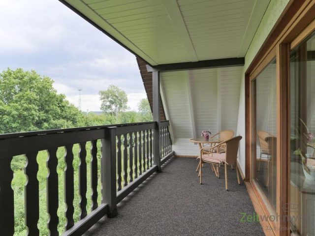 überdachter Balkon zum Garten