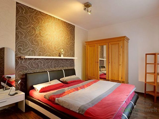 schönes Schlafzimmer mit Doppelbett