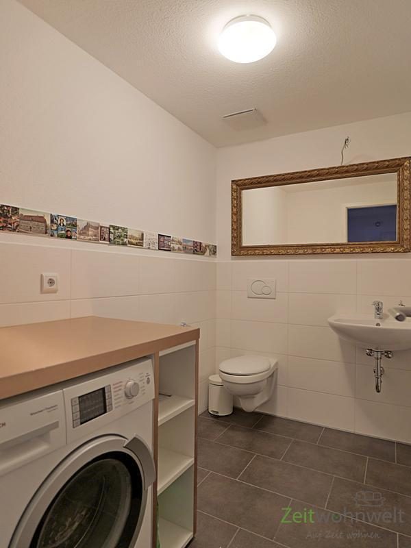 separates WC mit Waschmaschine