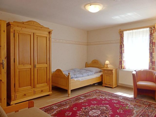 Bett und Kleiderschrank