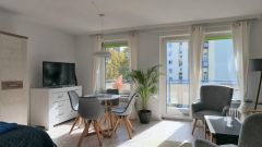 West, hübsches möbliertes Apartment mit Service, Balkon und PKW-Stellplatz