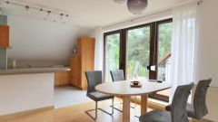 Langebrück, geschmackvoll möblierte 2,5-Zimmer-Wohnung mit Balkon am Waldrand, Service inkl.