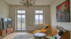 Röppisch, stilsicher möblierte Wohnung mit Holzdielung, Balkon, PKW-Stellplatz und Garten