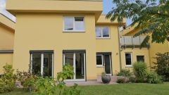 Lutherplatz, neues möbliertes Wohnhaus mit Garten, Dachterrasse und Garage