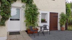 Radebeul, kleines separates Apartment, möbliert, WLAN, Waschmaschine inklusive, Sitzecke im Garten