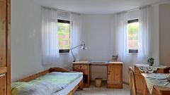Rothenstein, preiswertes möbliertes Souterrain-Apartment an Pendler, WLAN, Freisitz und Waschmaschine