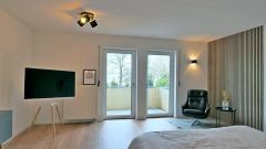 Friedrichstadt, nagelneu möbliertes, ruhiges Apartment mit Balkon und PKW-Stellplatz, WLAN inkl.