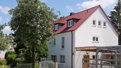 Hochheim, kleine 2-Zimmer-Mansardenwohnung in ruhigem Wohnhaus mit Garten, nahe zur EGA, WLAN inkl.