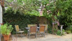 Radebeul, kleines möbliertes freistehendes Häuschen, Sitzecke im Garten, ideal für Berufspendler