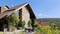 Helsa, komplettes modernes Wohnhaus im rustikalen Stil mit Kamin, Garten und Terrasse