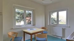 Briesnitz, Bezug in coole Wohnung im 60er-Jahre-Retro-Loook mit Klavier, Obstgarten und WLAN