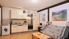 Arnstadt, möblierte Wohnung mit Balkon im ruhigen Hinterhaus, zwei Schlafzimmer, Stellplatz