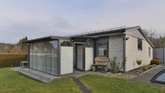 Bühlau/Weißer Hirsch, kleiner möblierter massiver Bungalow mit Wintergarten
