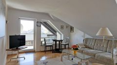 Ullersdorf, großzügige möblierte Wohnung mit eigenem Balkon in ruhigem EFH, 500 Meter zum Golfplatz