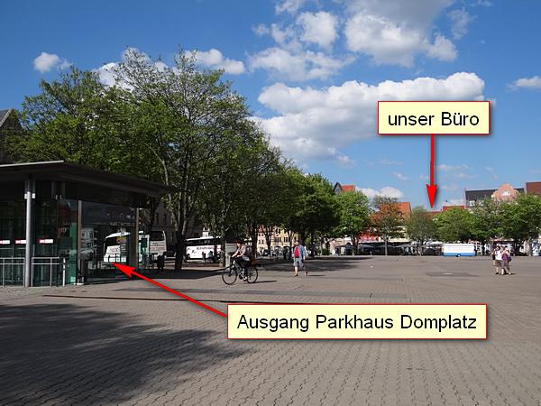 Blick über den Domplatz auf unser Büro, links der Ausgang des Parkhauses